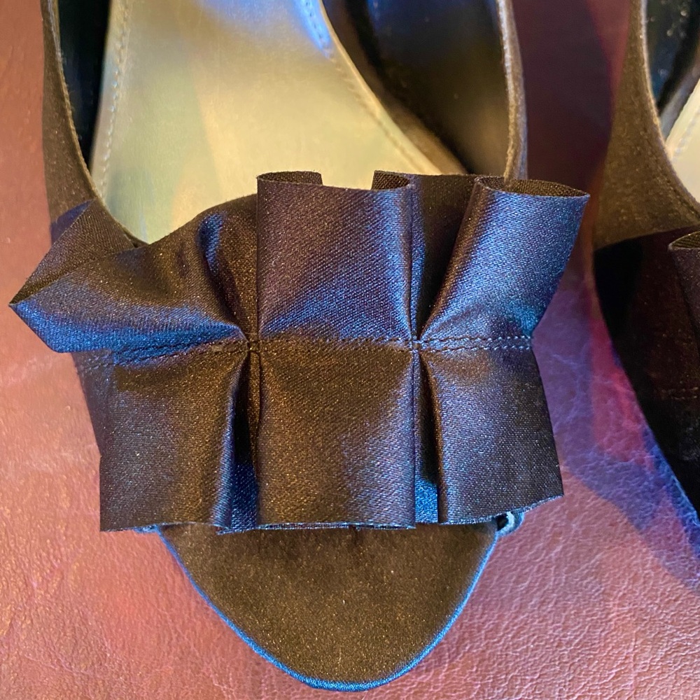 Apt. 9 Elegant Black Heels with Bow - Picture 3 of 6